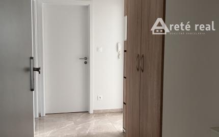 Veľký 2-izbový byt v novostavbe s terasou, predzáhradkou a parkovacím miestom