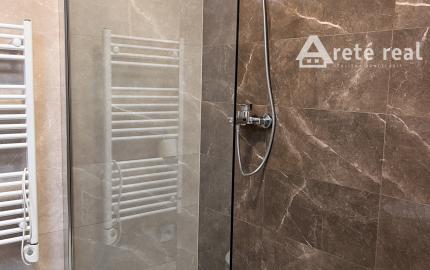 Veľký 2-izbový byt v novostavbe s terasou, predzáhradkou a parkovacím miestom