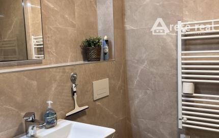 Veľký 2-izbový byt v novostavbe s terasou, predzáhradkou a parkovacím miestom