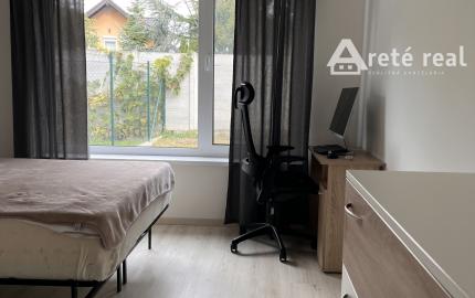 Veľký 2-izbový byt v novostavbe s terasou, predzáhradkou a parkovacím miestom