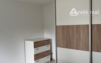 Veľký 2-izbový byt v novostavbe s terasou, predzáhradkou a parkovacím miestom