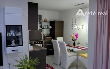 ARETÉ REAL- Predaj krásneho tehlového 2-izb bytu s veľkou výmerou, 2 loggie, murovaná pivnica, sídlisko Muškát v Pezinku