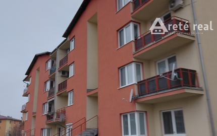 ARETÉ REAL- Predaj krásneho tehlového 2-izb bytu s veľkou výmerou, 2 loggie, murovaná pivnica, sídlisko Muškát v Pezinku