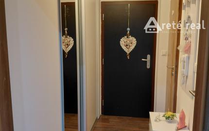 ARETÉ REAL- Predaj krásneho tehlového 2-izb bytu s veľkou výmerou, 2 loggie, murovaná pivnica, sídlisko Muškát v Pezinku