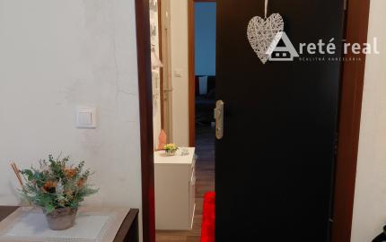 ARETÉ REAL- Predaj krásneho tehlového 2-izb bytu s veľkou výmerou, 2 loggie, murovaná pivnica, sídlisko Muškát v Pezinku