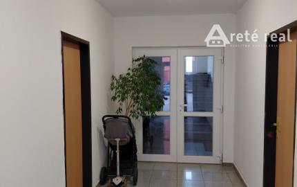 ARETÉ REAL- Predaj krásneho tehlového 2-izb bytu s veľkou výmerou, 2 loggie, murovaná pivnica, sídlisko Muškát v Pezinku