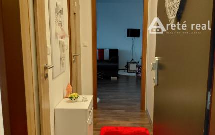 ARETÉ REAL- Predaj krásneho tehlového 2-izb bytu s veľkou výmerou, 2 loggie, murovaná pivnica, sídlisko Muškát v Pezinku