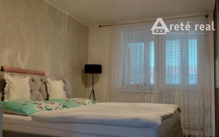 ARETÉ REAL- Predaj krásneho tehlového 2-izb bytu s veľkou výmerou, 2 loggie, murovaná pivnica, sídlisko Muškát v Pezinku