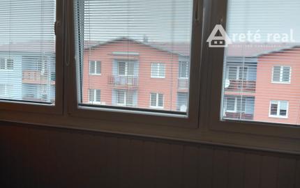 ARETÉ REAL- Predaj krásneho tehlového 2-izb bytu s veľkou výmerou, 2 loggie, murovaná pivnica, sídlisko Muškát v Pezinku