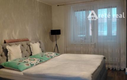 ARETÉ REAL- Predaj krásneho tehlového 2-izb bytu s veľkou výmerou, 2 loggie, murovaná pivnica, sídlisko Muškát v Pezinku
