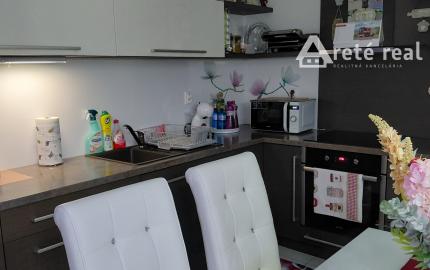 ARETÉ REAL- Predaj krásneho tehlového 2-izb bytu s veľkou výmerou, 2 loggie, murovaná pivnica, sídlisko Muškát v Pezinku