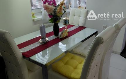 ARETÉ REAL- Predaj krásneho tehlového 2-izb bytu s veľkou výmerou, 2 loggie, murovaná pivnica, sídlisko Muškát v Pezinku