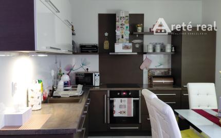 ARETÉ REAL- Predaj krásneho tehlového 2-izb bytu s veľkou výmerou, 2 loggie, murovaná pivnica, sídlisko Muškát v Pezinku