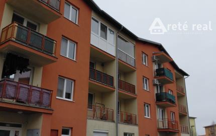 ARETÉ REAL- Predaj krásneho tehlového 2-izb bytu s veľkou výmerou, 2 loggie, murovaná pivnica, sídlisko Muškát v Pezinku