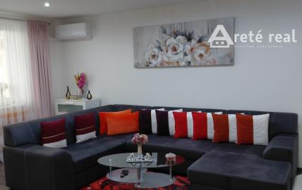 ARETÉ REAL- Predaj krásneho tehlového 2-izb bytu s veľkou výmerou, 2 loggie, murovaná pivnica, sídlisko Muškát v Pezinku