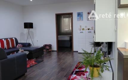 ARETÉ REAL- Predaj krásneho tehlového 2-izb bytu s veľkou výmerou, 2 loggie, murovaná pivnica, sídlisko Muškát v Pezinku