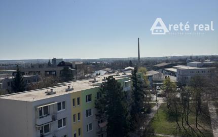 Areté Real - Areté Real - Predaj útulného, svetlého a kompletne zrekonštruovaného 3-izbového bytu s balkónom, loggiou s krásnym výhľadom na Malé Karpaty a okolie.