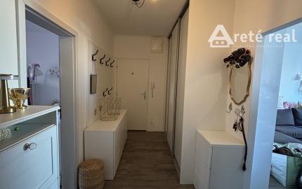 ARETÉ REAL - Predaj, svetlého, priestranného, kompletne zrekonštruovaného 3-izbového bytu s loggiou a pivnicou vo výbornej lokalite.