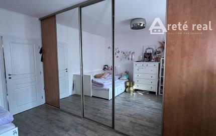 ARETÉ REAL - Predaj, svetlého, priestranného, kompletne zrekonštruovaného 3-izbového bytu s loggiou a pivnicou vo výbornej lokalite.