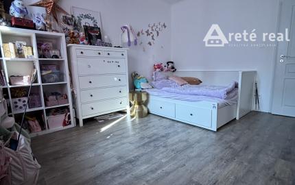 ARETÉ REAL - Predaj, svetlého, priestranného, kompletne zrekonštruovaného 3-izbového bytu s loggiou a pivnicou vo výbornej lokalite.