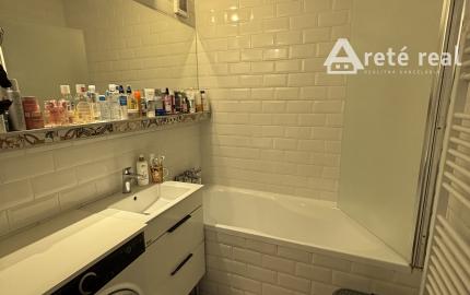 ARETÉ REAL - Predaj, svetlého, priestranného, kompletne zrekonštruovaného 3-izbového bytu s loggiou a pivnicou vo výbornej lokalite.