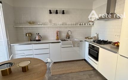 ARETÉ REAL - Predaj, svetlého, priestranného, kompletne zrekonštruovaného 3-izbového bytu s loggiou a pivnicou vo výbornej lokalite.