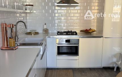 ARETÉ REAL - Predaj, svetlého, priestranného, kompletne zrekonštruovaného 3-izbového bytu s loggiou a pivnicou vo výbornej lokalite.