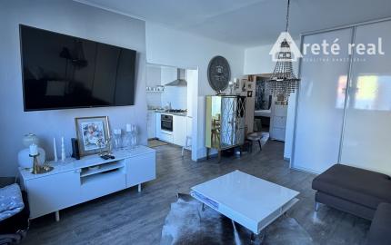 ARETÉ REAL - Predaj, svetlého, priestranného, kompletne zrekonštruovaného 3-izbového bytu s loggiou a pivnicou vo výbornej lokalite.