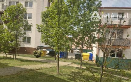 ARETÉ REAL- PONÚKAME NA PREDAJ PRIESTRANNÝ, SLNEČNÝ 3 IZB.BYT S VEĽKOU TERASOU, VNÚTORNÝM  PARKOVACÍM STÁTÍM, KOMOROU, V MALEBNEJ DEDINKE SLOVENSKÝ GROB