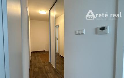 ARETÉ REAL - PREDAJ NÁDHERNÉHO BYTU S DVOMA PARKOVACÍMI MIESTAMI, SLOVENSKÝ GROB, PRI JAZERE