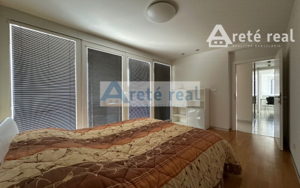 ARETÉ REAL - PRENÁJOM ZARIADENÉHO 3-IZBOVÉHO BYTU S PRIESTRANNOU LODŽIOU, PARKOVACÍM STÁTÍM,  ENERGIAMI, KTV, INTERNETOM, KLIMATIZÁCIOU, PEZINOK, ŠANCOVÁ