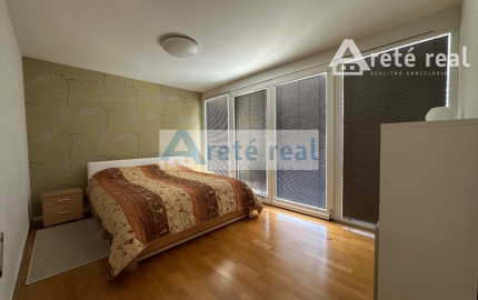 ARETÉ REAL - PRENÁJOM ZARIADENÉHO 3-IZBOVÉHO BYTU S PRIESTRANNOU LODŽIOU, PARKOVACÍM STÁTÍM,  ENERGIAMI, KTV, INTERNETOM, KLIMATIZÁCIOU, PEZINOK, ŠANCOVÁ