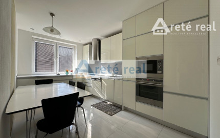 ARETÉ REAL - PRENÁJOM ZARIADENÉHO 3-IZBOVÉHO BYTU S PRIESTRANNOU LODŽIOU, PARKOVACÍM STÁTÍM,  ENERGIAMI, KTV, INTERNETOM, KLIMATIZÁCIOU, PEZINOK, ŠANCOVÁ