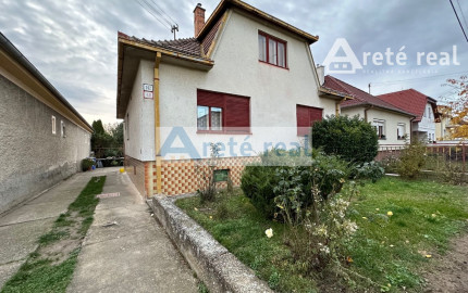 REZERVOVANÉ - ARETÉ REAL - PREDAJ 5-IZBOVÉHO RODINNÉHO DOMU S GARÁŽOU A S VEĽKORYSÝM 1047 m2 POZEMKOM