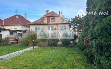 REZERVOVANÉ - ARETÉ REAL - PREDAJ 5-IZBOVÉHO RODINNÉHO DOMU S GARÁŽOU A S VEĽKORYSÝM 1047 m2 POZEMKOM