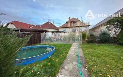 REZERVOVANÉ - ARETÉ REAL - PREDAJ 5-IZBOVÉHO RODINNÉHO DOMU S GARÁŽOU A S VEĽKORYSÝM 1047 m2 POZEMKOM