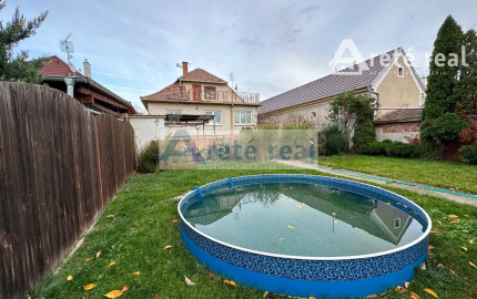 REZERVOVANÉ - ARETÉ REAL - PREDAJ 5-IZBOVÉHO RODINNÉHO DOMU S GARÁŽOU A S VEĽKORYSÝM 1047 m2 POZEMKOM