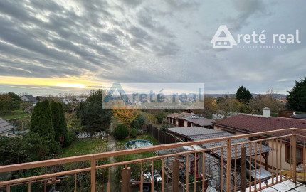 REZERVOVANÉ - ARETÉ REAL - PREDAJ 5-IZBOVÉHO RODINNÉHO DOMU S GARÁŽOU A S VEĽKORYSÝM 1047 m2 POZEMKOM