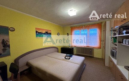 REZERVOVANÉ - ARETÉ REAL - PREDAJ 5-IZBOVÉHO RODINNÉHO DOMU S GARÁŽOU A S VEĽKORYSÝM 1047 m2 POZEMKOM