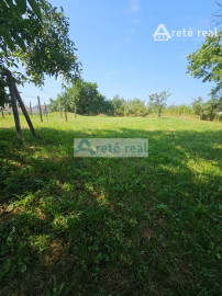 Areté real - Predaj pekného pozemku s rekreačnou chatou v tichej ulici v obci Šenkvice, ul. Agátová