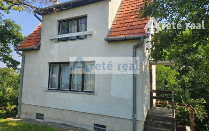 Areté real - Predaj pekného pozemku s rekreačnou chatou v tichej ulici v obci Šenkvice, ul. Agátová