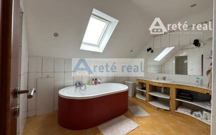 ARETÉ REAL - PREDAJ NÁDHERNÉHO 4-IZBOVÉHO BYTU V CENTRE MESTA, PEZINOK, JESENSKÉHO