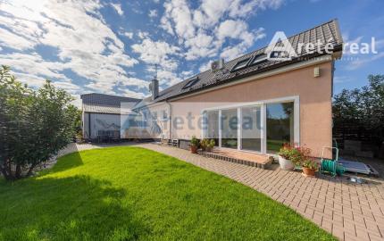 ARETÉ REAL - PREDAJ 2 RODINNÝCH DOMOV ZA CENU JEDNÉHO, SLOVENSKÝ GROB