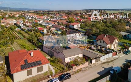 ARETÉ REAL - PREDAJ 2 RODINNÝCH DOMOV ZA CENU JEDNÉHO, SLOVENSKÝ GROB