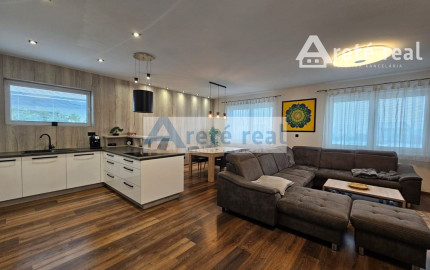 Areté real - Predaj nádherného, nadštandardného, výborne dispozične riešeného 3-izbového bytu s veľkorysou zimnou záhradou a terasou v dobrej lokalite v Slovenskom Grobe, Malý Raj