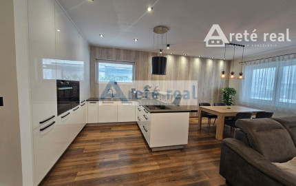 Areté real - Predaj nádherného, nadštandardného, výborne dispozične riešeného 3-izbového bytu s veľkorysou zimnou záhradou a terasou v dobrej lokalite v Slovenskom Grobe, Malý Raj