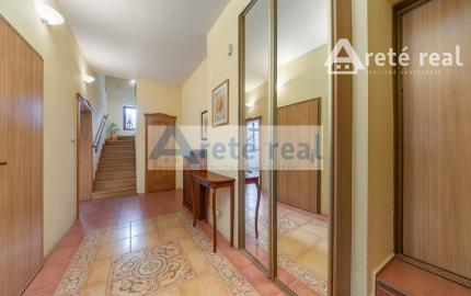 ARETÉ REAL – PREDAJ BUDOVY NA ŠPORTOVÉ A REKREAČNÉ ÚČELY S TROMA CHATKAMI, MODRA, HARMÓNIA