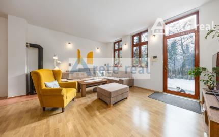 ARETÉ REAL – PREDAJ BUDOVY NA ŠPORTOVÉ A REKREAČNÉ ÚČELY S TROMA CHATKAMI, MODRA, HARMÓNIA