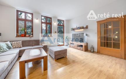 ARETÉ REAL – PREDAJ BUDOVY NA ŠPORTOVÉ A REKREAČNÉ ÚČELY S TROMA CHATKAMI, MODRA, HARMÓNIA