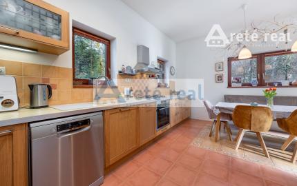 ARETÉ REAL – PREDAJ BUDOVY NA ŠPORTOVÉ A REKREAČNÉ ÚČELY S TROMA CHATKAMI, MODRA, HARMÓNIA